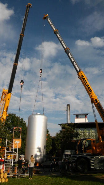 Das Biomasseheizwerk von Buchenberg. Der neue Biomassekessel wird montiert. (Quelle: Energie-Atlas Bayern)