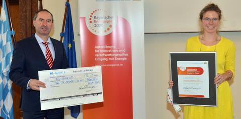   Preisträgerin der Kategorie Energieforschung Dr. Arwen Colell mit Wirtschaftsminister Hubert Aiwanger (Quelle: Bayern Innovativ - Astrid Schmidhuber).  
