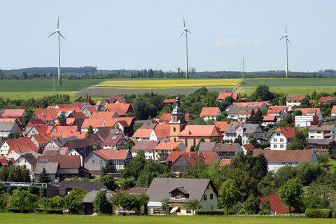 Dorf Lauterbach mit WEA-Anlagen (Bildquelle: iStock.com/orhch)