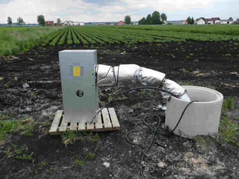 Der Thermal-Response Test wird auf dem Feld durchgeführt (Quelle: Simone Walker-Hertkorn).