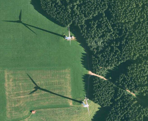 Zwei Windkraftanlagen aus der Luft betrachtet (Quelle: Energie-Atlas Bayern) Windkraftanlagen aus der Luft