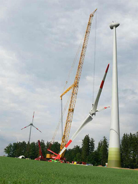 Montage des Rotors (Windkraftanlage Pilsach 2, Quelle: bayern-wind.de)