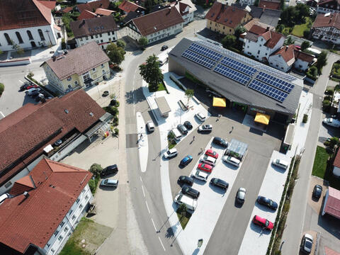 Ortsmitte von Buchenberg. Der Investor für den neuen Lebensmittelmarkt hat die Dachflächen mit PV-Anlagen zur Deckung des eigenen Stromverbrauches ausgestattet.  (Quelle: Energie-Atlas Bayern)