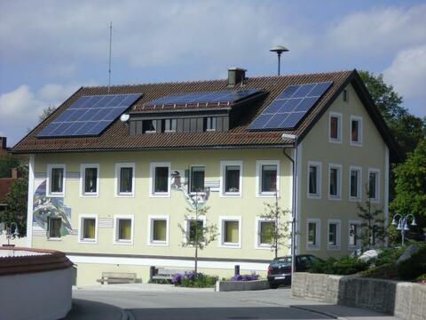 Großes, dreistöckiges Rathaus mit PV-Modulen auf dem Dach (Quelle: Energie-Atlas Bayern)