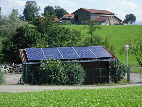 PV-Module auf einer kleinen Holzhütte (Quelle: Energie-Atlas Bayern)