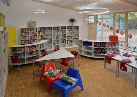 Ein großes und zwei kleine Bücherregale im Leseraum der Grundschule (Quelle: Haase & Bey Architekten PartGmbB)