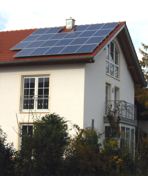 Darstellung einer Photovoltaik-Anlage auf einem Privatgebäude.