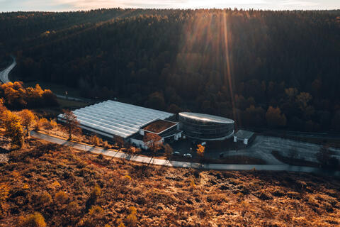 Tropenhaus von oben, mit einer Drohne fotografiert (Quelle: Ralf Schmitt).