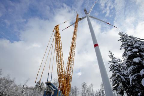 Montage des 58,5 m langen Rotorblatts (Quelle: VenSol Neue Energien GmbH)