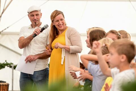 Die Sopranistin Barbara Saller und einige Kinder lassen sich von Moderator Tobias Ostermeier befragen. (Quelle: Tobias Hase) Die bekannte Sopranistin Barbara Saller aus Wiesent trainiert schon ganz junge Kinderstimmen. (Quelle: Tobias Hase)