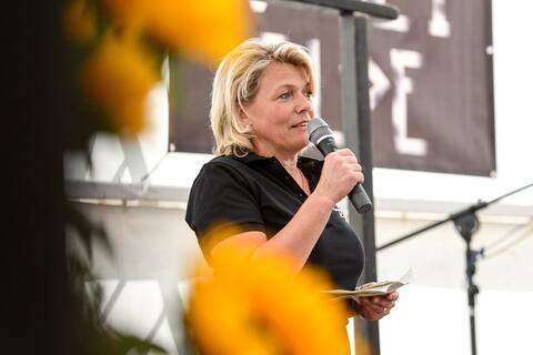 Bürgermeisterin von Wiesent, Elisabeth Kerscher, am Mikrofon. Davor einige gelborange Blumen. (Quelle: Tobias Hase) Die Bürgermeisterin von Wiesent, Elisabeth Kerscher, am Mikrofon. (Quelle: Tobias Hase)