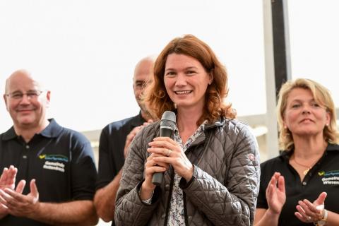 Landrätin Tanja Schweiger am Mikrofon. Dahinter drei Bürgermeister und Bürgermeisterinnen aus dem Kommunenverband Vorderer Bayerischer Wald. (Quelle: Hose) Landrätin Tanja Schweiger freut sich über so viel Engagement von Bürgern und Kommunen. (Quelle: Tobias Hase)