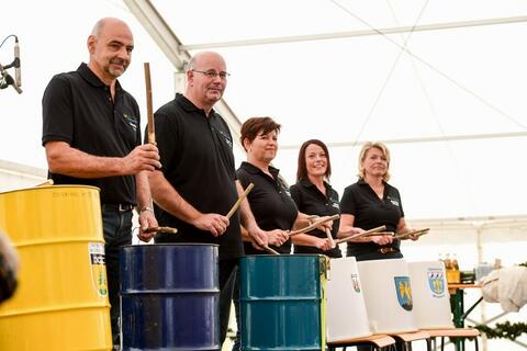 5 Bürgermeisterinnen und Bürgermeister der Gemeinden Vorderer Bayerischer Wald trommeln für Energiesparen und Klimaschutz auf Blechfässern. (Quelle: Tobias Hase) Hier wird von prominenter Hand für die Energiewende getrommelt. (Quelle: Tobias Hase)