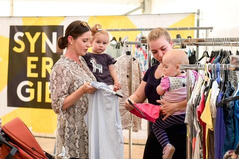 Auf dem Secondhand-Basar der Eltern-Kind-Gruppe Wörth-Wiesent-Brennberg können Eltern Kinderbekleidung kaufen oder tauschen. (Quelle: Tobias Hase)