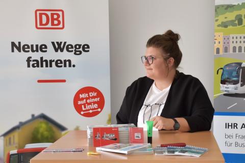 Der Verkehrsverbund Rottal-Inn und die Deutsche Bahn werben für den energiesparenden öffentlichen Nahverkehr. (Quelle: LfU)