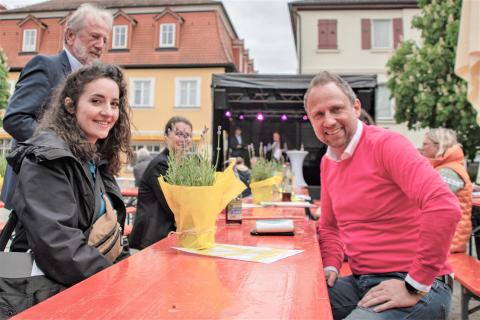 Umweltminister Glauber sitzt mit einer jungen Dame im Gespräch an einem Biertisch  (Quelle: Oliver Kordes) 