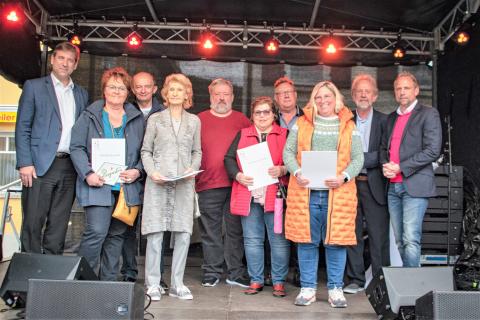 Die Empfängerinnen und Empfänger der Urkunden für die Initiative Naturgarten stehen zum Gruppenfoto mit Umweltminister Glauber auf der Bühne  (Quelle: Oliver Kordes) 