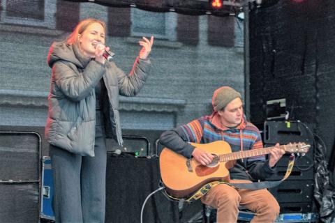Eine Sängerin und ein Gitarrist unterhalten die Zuschauer auf der Bühne (Quelle: Oliver Kordes) 