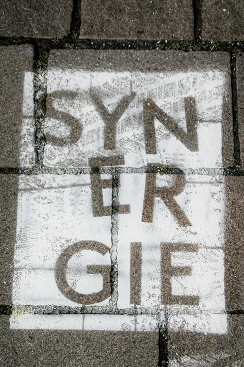 Das Logo des Energiesparfestivals Synergie als Sprühgrafik (Quelle: Oliver Kordes)