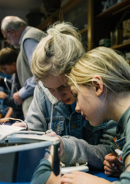 Zwei Schülerinnen arbeiten in der Reparaturwerkstatt. (Quelle: Energie-Atlas Bayern)