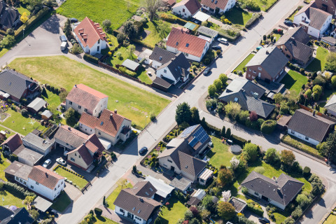 Luftbildaufnahme einer Wohnsiedlung (Quelle: Christian Schwier - Fotolia.com).