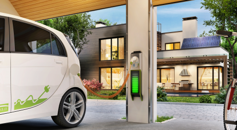 E-Auto tankt in der Garage. Symbolbild für Endenergieverbrauch durch Bürgerinnen und Bürger.