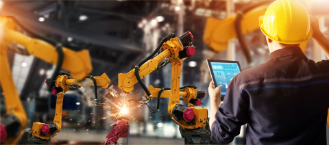 Automatisiertes Schweißen in einer Produktionshalle ( ipopba - stock.adobe.com)