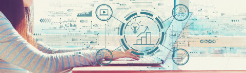 Das Bild zeigt eine Frau am Laptop sowie als Bildkollage Symbole aus dem Bereich Energiemanagement (Bildquelle: Tierney – stock.adobe.com).