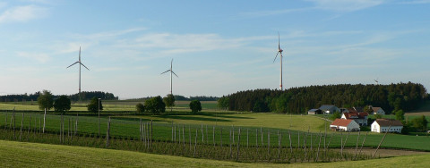 Windräder in der Landschaft neben Dorf und Wald (Bildquelle: Armin Nefzger, LfU)