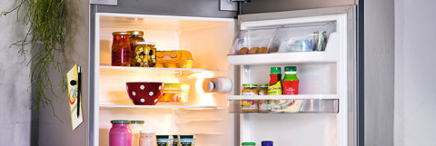 Ein geöffneter Kühlschrank mit Lebensmitteln (Quelle: cm photodesign)