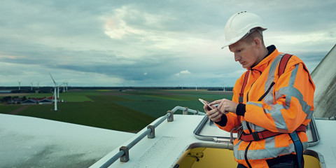 Ingenieur auf einem Windrad © PantherMedia Yuri Arcus