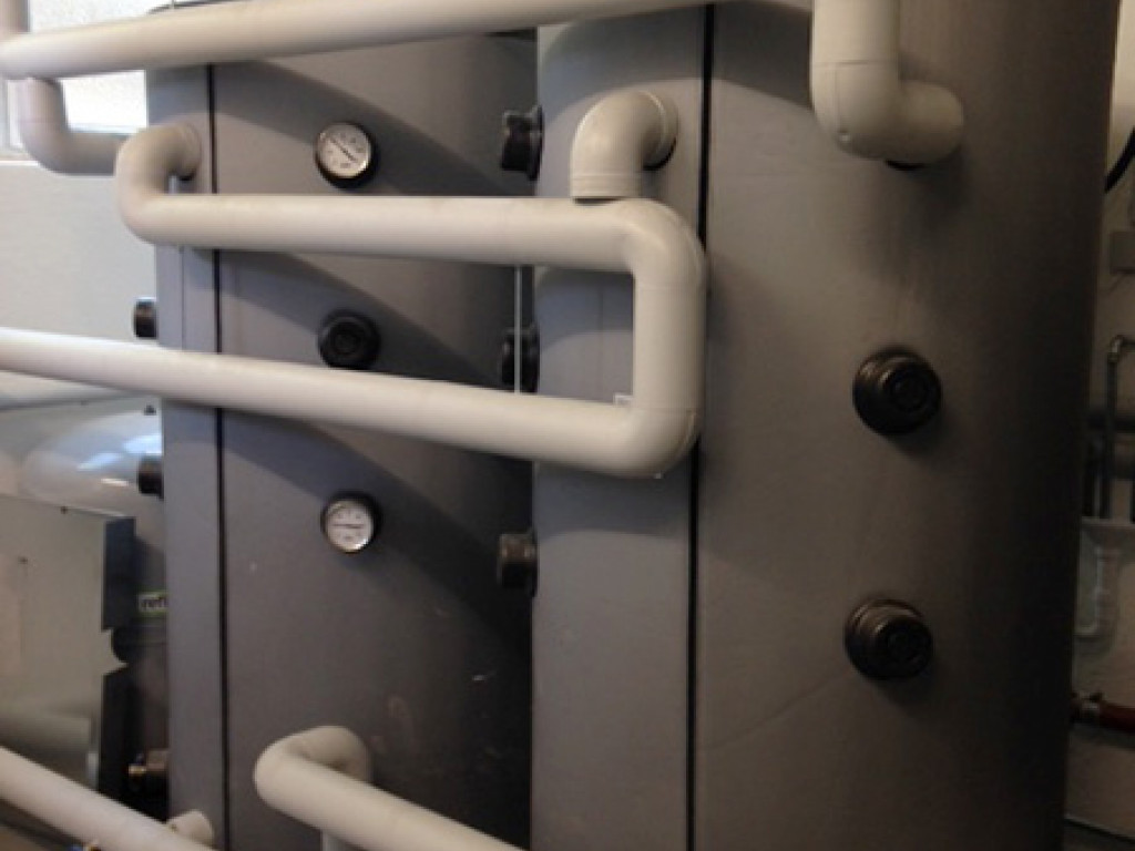 Der Pufferspeicher im Kindergarten mit 2.000 Liter Volumen. (Quelle: Wolfgang Mößlein)