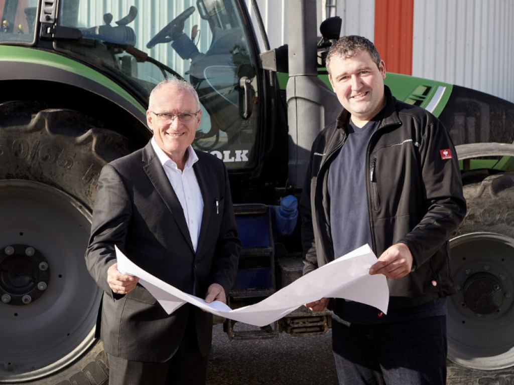 Geschäftsführer der Renergiewerke Buttenwiesen und lokaler Biogasanlagenbetreiber vor den Erzeugungsanlagen (Quelle: Energie-Atlas Bayern)