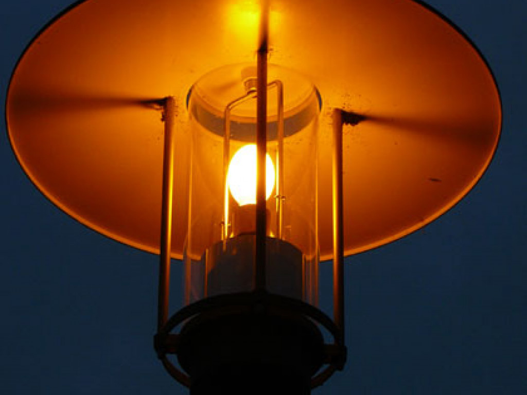 Eine Natriumdampflampe bei Nacht. (Quelle: Energie-Atlas Bayern)