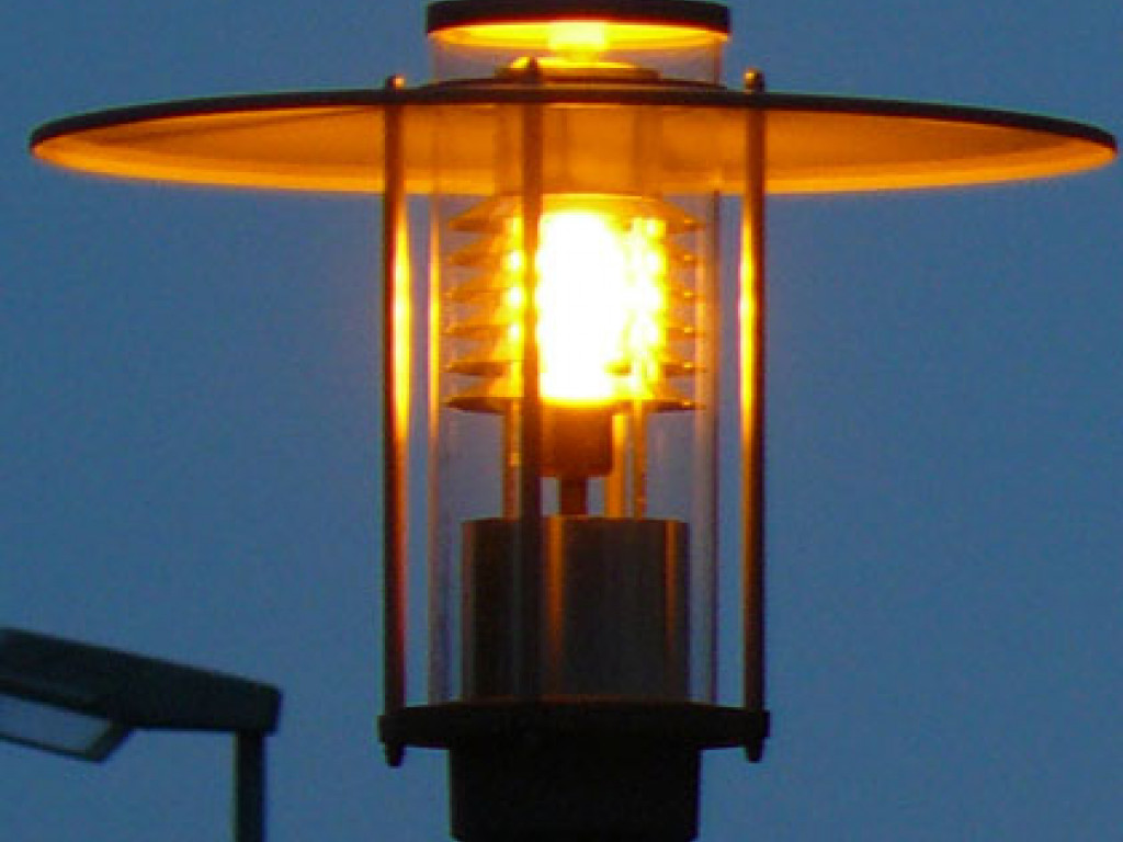 Eine Natriumdampflampe bei Nacht. (Quelle: Energie-Atlas Bayern)