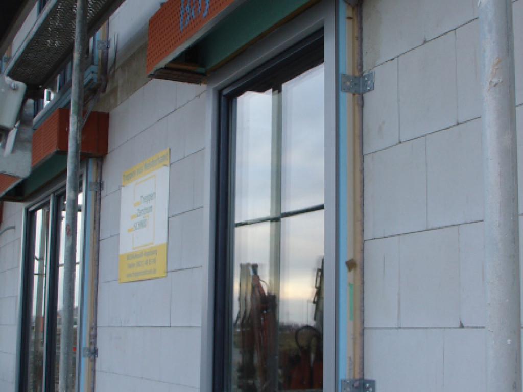 Befestigung eines Fensters mit Winkeln an der Außenwand bevor die Dämmung angebracht wird. (Bildautor: Stephan Leitschuh)
