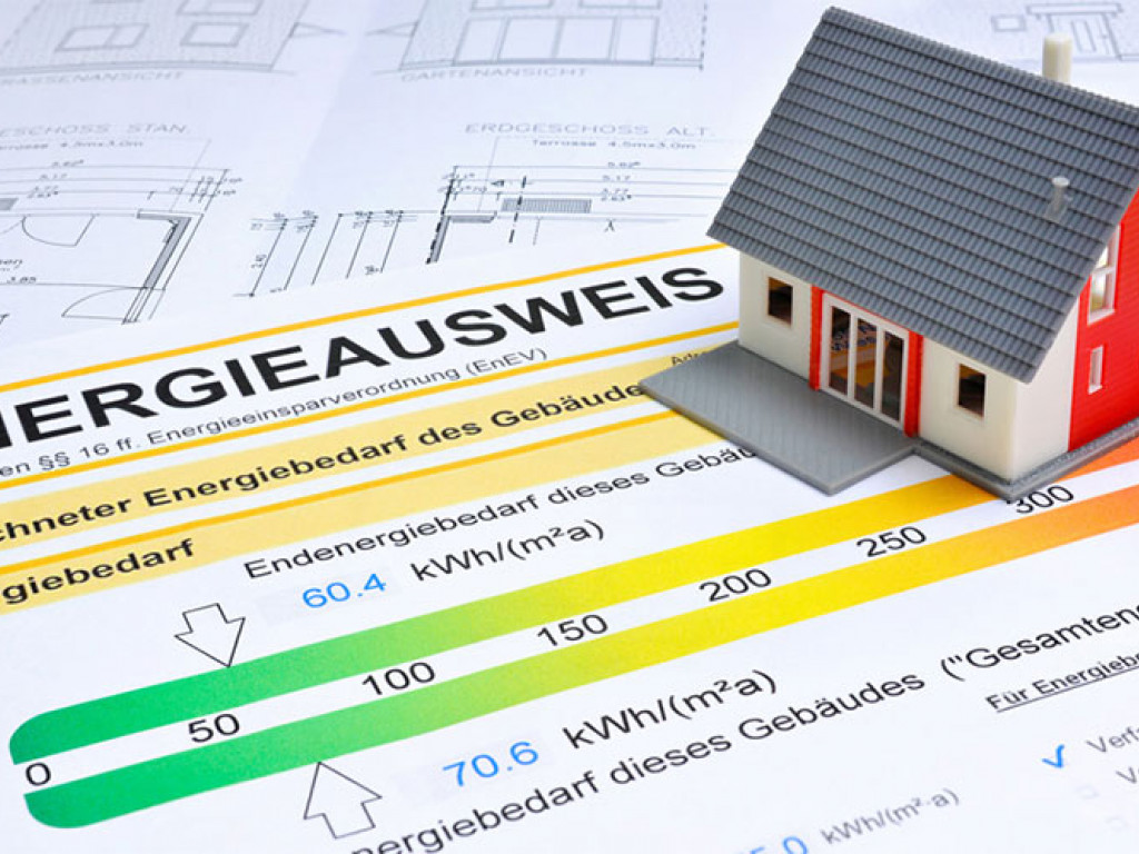 Energieeffizienzklassen von Gebäuden nach EnEV 2014. Die Klassen ergeben sich aus dem Endenergiebedarf (kWh/(m² * a)) (Quelle: Bundesgesetzblatt 2013/Nr. 67, 21. Nov. 2013)