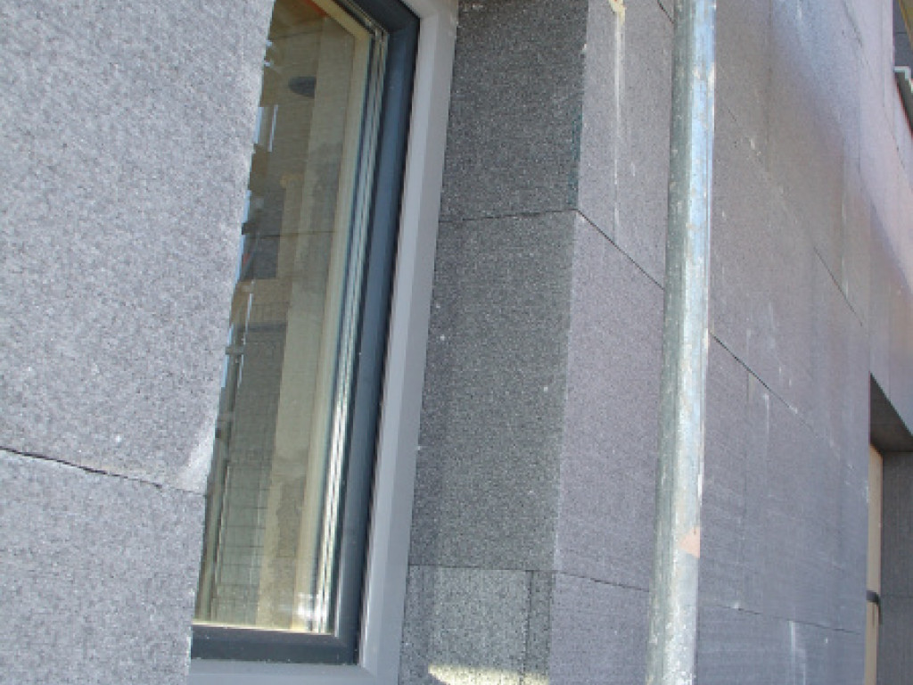 Umdämmtes und (von innen) luftdicht abgedichtetes Fenster, so dass ein wärmebrückenfreier Einbau gewährleistet ist. (Bildautor: Stephan Leitschuh)