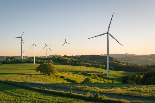 Windenergieanlagen in der Landschaft (Bildquelle: Anselm - stock.adobe.com). Windenergieanlagen in der Landschaft.