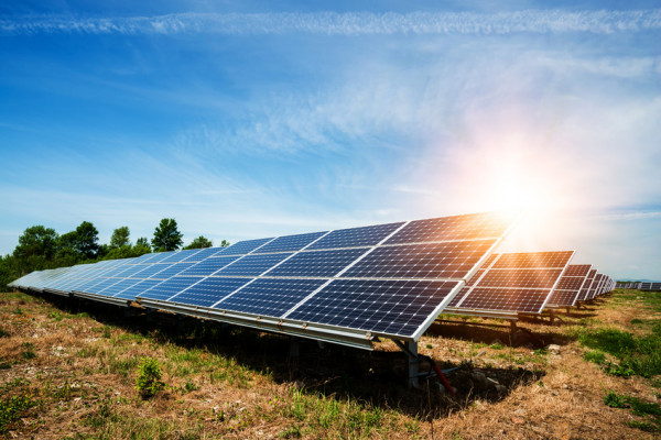 Eine Photovoltaik-Freiflächenanlage mit Sonne (diyanadimitrova - Fotolia.com) Eine Photovoltaik-Freiflächenanlage mit Sonne (diyanadimitrova - Fotolia.com)