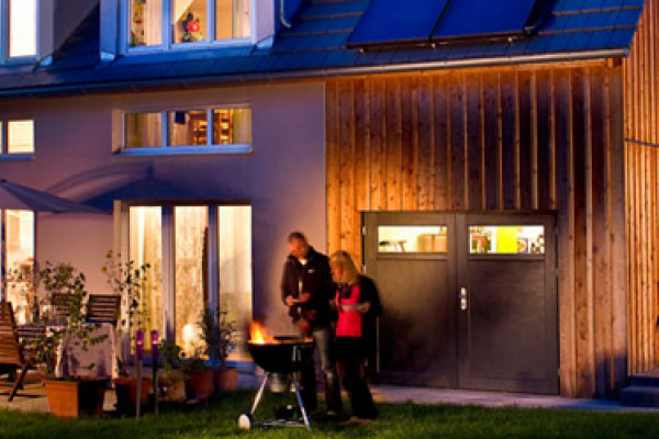 Modernes Wohnhaus mit Menschen (Quelle: Energie-Atlas Bayern) Modernes Wohnhaus mit Menschen (Quelle: Energie-Atlas Bayern)