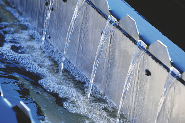 Gereinigtes Abwasser im Ablauf einer Kläranlage (Bildquelle: GFM Beratende Ingenieure GmbH) Gereinigtes Abwasser im Ablauf einer Kläranlage.