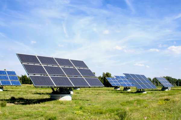 Photovoltaik Moveranlagen auf Freifläche (Bildquelle: chaya1 - Fotolia.com). Photovoltaik Moveranlagen auf Freifläche.
