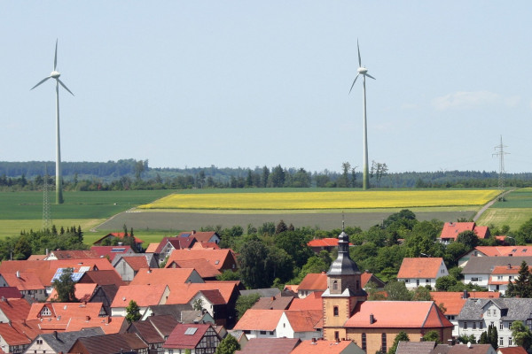 Windenergieanlagen in der Nähe einer Kommune (Bildquelle: orhch - istock) Windenergieanlagen in der Nähe einer Kommune