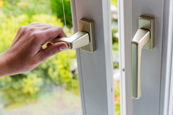 Person öffnet Fenster zum Lüften (Bildquelle: Gina Sanders - Fotolia.com) Person öffnet Fenster zum Lüften.