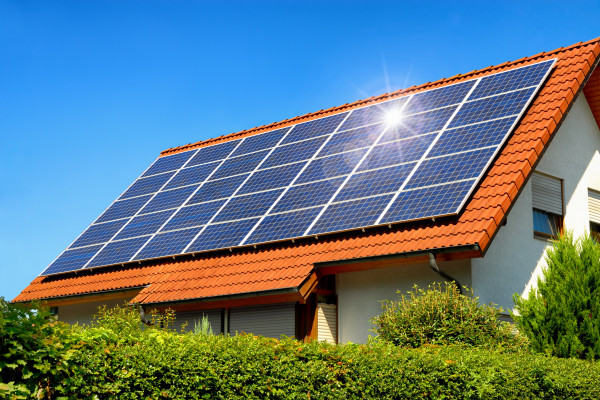 Photovoltaikmodule auf einem Hausdach (Bildquelle: Smileus - Fotolia.com) Photovoltaikmodule auf einem Hausdach
