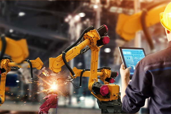 Automatisiertes Schweißen in einer Produktionshalle ( ipopba - stock.adobe.com) Automatisiertes Schweißen in einer Produktionshalle ( ipopba - stock.adobe.com)
