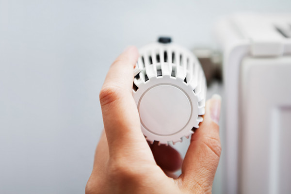 Thermostat an Heizkörper (Bildquelle: Andrey Popov - stock.adobe.com) Thermostat an Heizkörper