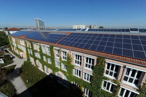 Rathausdach mit Photovoltaikanlage (Quelle: Energie-Atlas Bayern)
