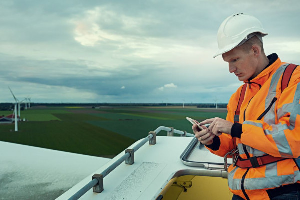 Ingenieur auf einem Windrad © PantherMedia Yuri Arcus